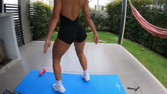 Латинка с шикарным телом снимает домашнее порево #1