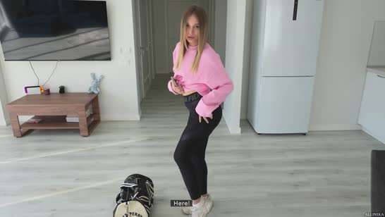 Спортивная девочка в лосинах охотно встала в позу #1