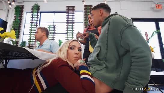 Телка с большой жопой устроила групповуху #1