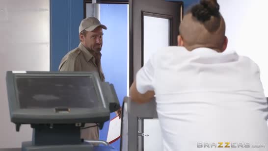 Мороженщик загладил вину перед сисястой покупательницей #3