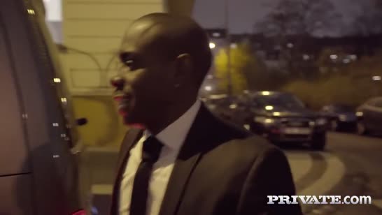 Гламурная сучка пригласила в гости черного любовника