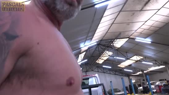 Богатая автоледи расплачивается натурой за эвакуатор